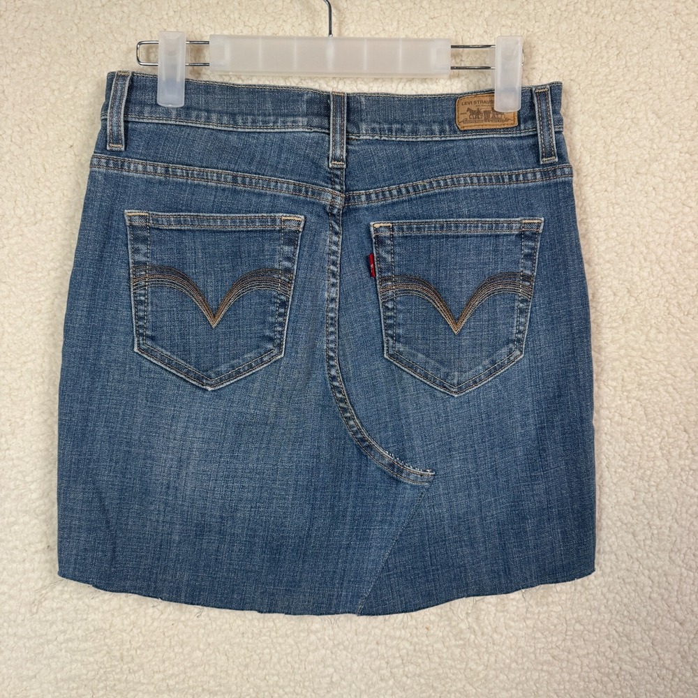 Levi's 512 Perfectly Slimming Denim Mini Skirt Sz 8 Medium Frayed Hem Pencil - Picture 2 of 6